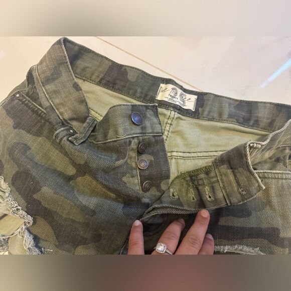 We The Free Green Camo Jean Shorts #23 - Picture 4 of 4